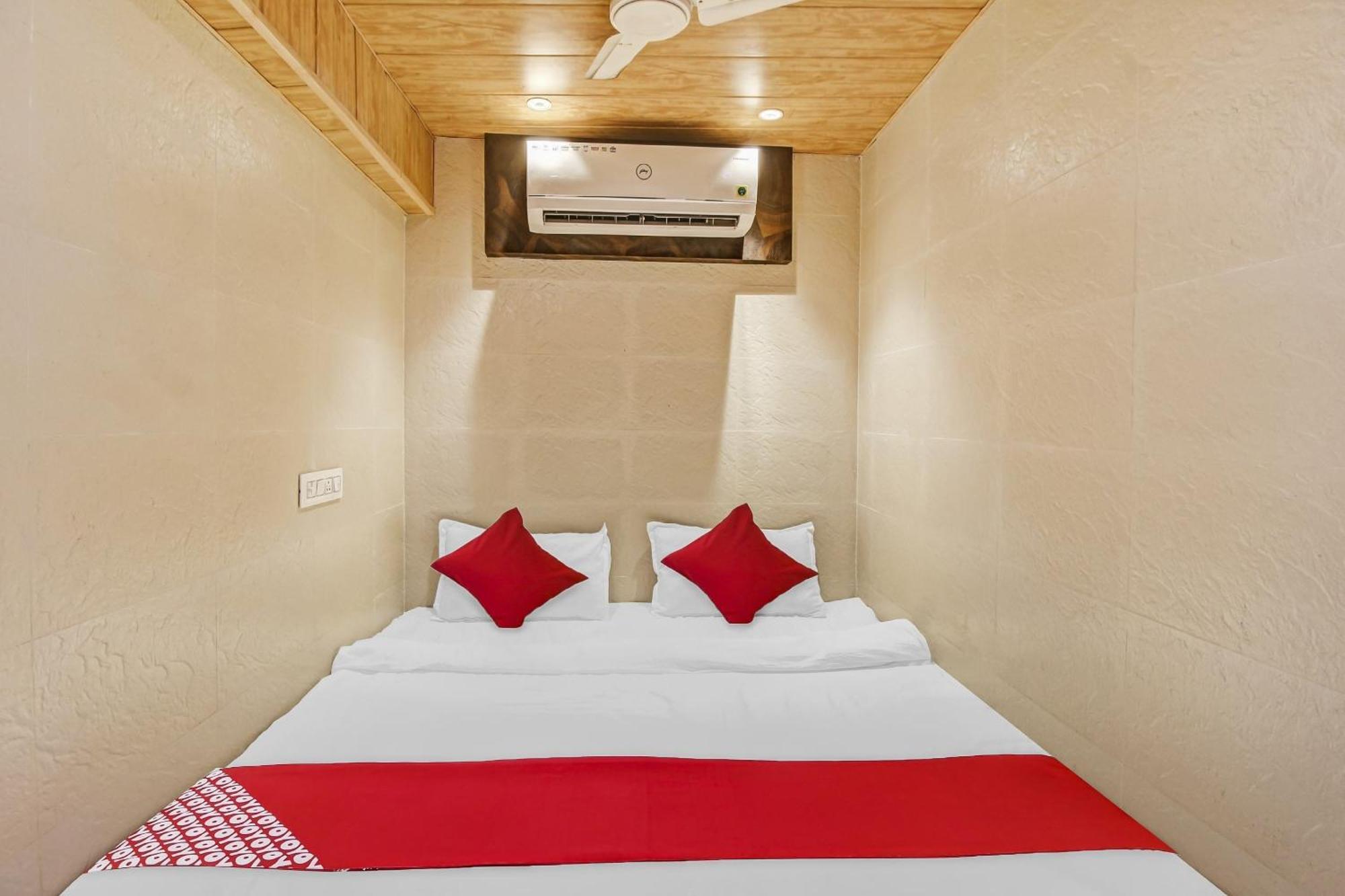 Hotel Ambedkar Kalyān Екстериор снимка